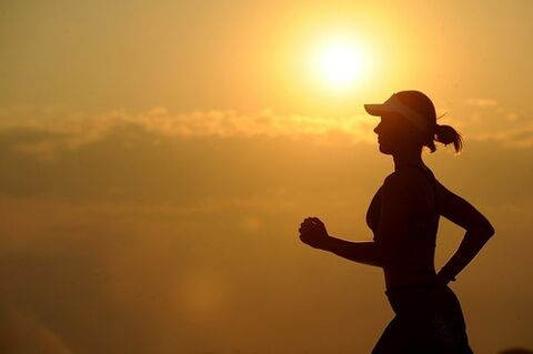 You can jog to lose weight not only in the morning but also in the evening. 