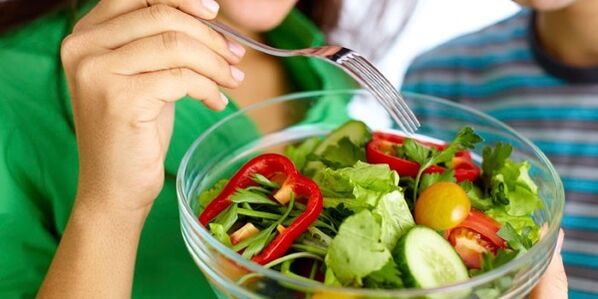 Eat vegetable salad on a carbohydrate-free diet to reduce hunger