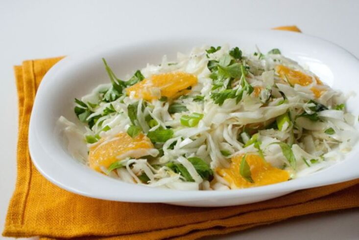 Cabbage, oranges and apples - a low-carb diet vitamin rich dish