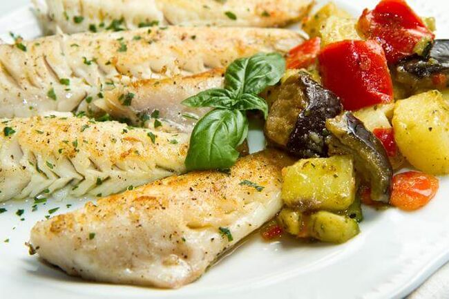 The weekly low-carb menu includes grilled cod with eggplant and tomatoes. 
